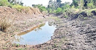 At least 1, 31, 221 acres of ayacut would be irrigated under the right main canal, and another 64,000 acres would get water through the left main canal. 