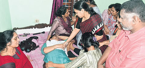 Health minister Veena George and Deputy Speaker Chittayam Gopakumar consoling the mother of Pandalam native Aakash S Nair, who is among the victims of the Kuwait fire tragedy 