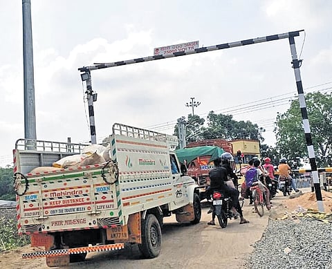 The rush at the level crossing near Bahanaga railway station 