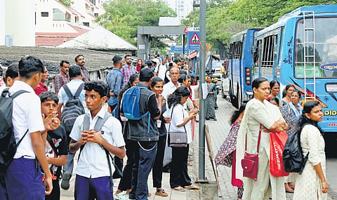 Students and daily commuters
wait for buses at High Court Jn
to return to Vypeen 