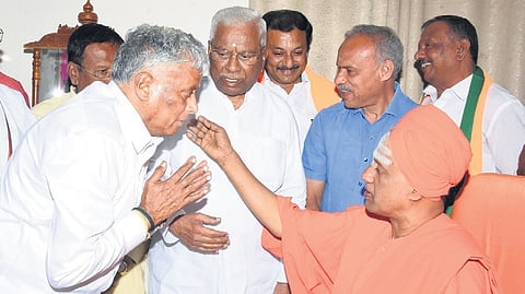 Union Minister of State V Somanna seeks blessings from Sri Siddalinga Swamiji of Siddaganga Mutt in Tumakuru on Friday 