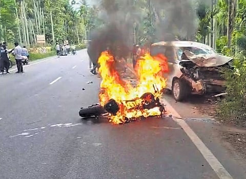 The vehicles collided head-on near the Kallar bridge. In the impact, the youths were thrown out, and the bike went up in flames. 