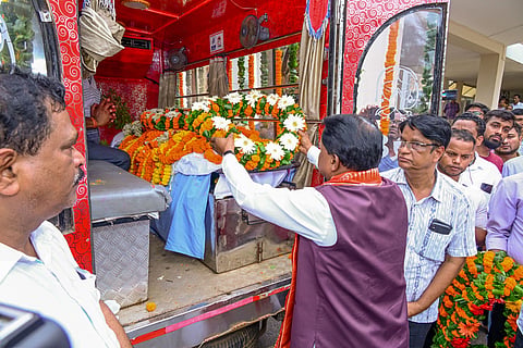 CM Mohan Charan Majhi paid his obeisance to the mortal remains of former minister Surendranath Naik outside the State Assembly in Bhubaneswar on Friday. 