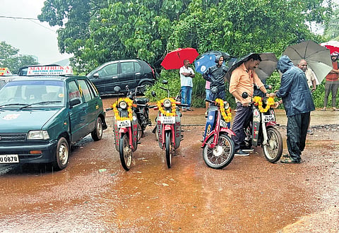 Bajaj M80 being garlanded