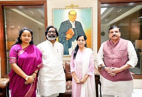Hemant Soren and his wife met  Sunita Kejriwal