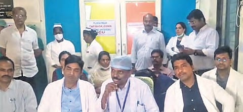 Guntur GGH Superintendent Dr Kiran Kumar addressing a press conference