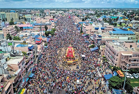 Aerial view of the chariots being pulled on Badadanda 