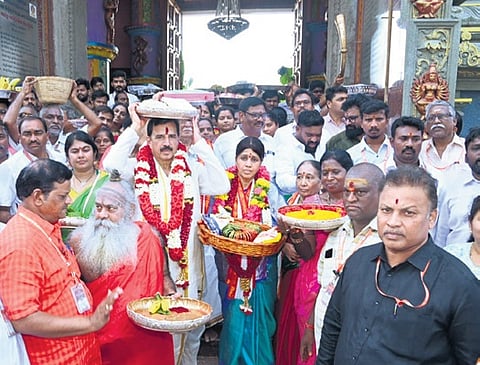 Andhra Pradesh: Over one lakh devotees offer 'Ashada Saare' to Goddess Kanaka Durga