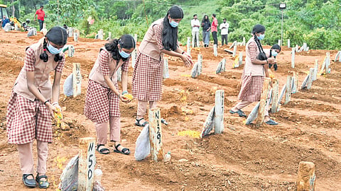 Students of Amrita Vidyalayam, Wayanad, pay tributes to the victims of the landslides, at the 
mass burial site in Puthumala 