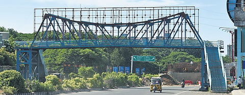 The foot-over bridge at Madhya Kailash on OMR 