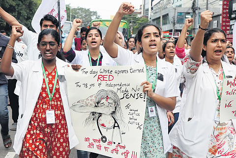 Students of Government Ayurveda Medical College take out a protest in Thiruvananthapuram against the rape and murder of a medical student in Kolkata 