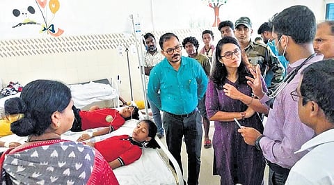 Collector Aboli Sunil Naravane interacting with students at the hospital 
