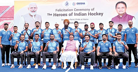 Chief Minister Mohan Charan Majhi with Indian hockey team during a felicitation ceremony at 
Kalinga Stadium in Bhubaneswar on Wednesday