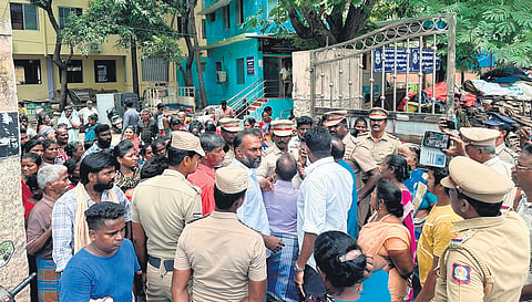 The residents of the corporation-run shelter at Kannappar Thidal took to the streets  in protest on Thursday