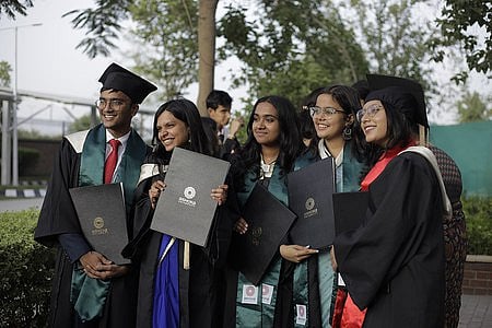 Govt tells medical colleges to replace convocation gown and cap with Indian  dress