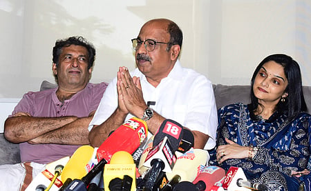Actor Siddique addressing the press after the release of the Hema Committee report. 