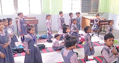BJP leaders said that during a surprise inspection, they  found children sitting on floor mats at the MCD school in Kapashera. 