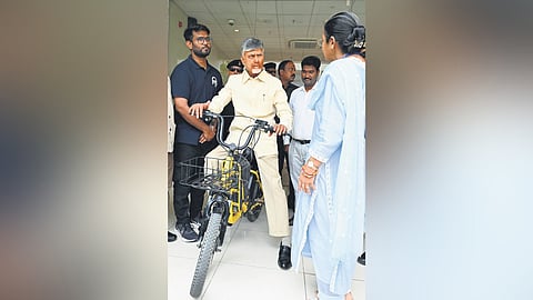 A model of e-cycle was demonstrated to the Chief Minister.