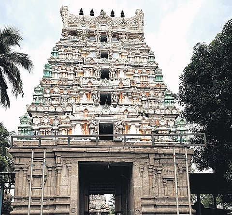 Thirugnanasambandar, the well-known Nayanmar came here in the 7th century CE, after visiting the Siva temple in Thirukazhukundram, about 20 km away. 