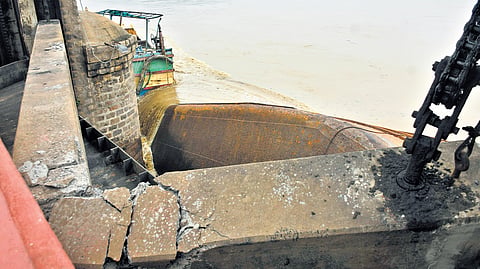 The damaged pillar at gate no. 69 of Prakasam Barrage in Vijayawada 
