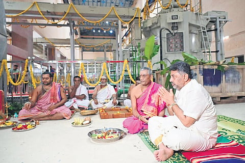 Dy CM DK Shivakumar performs pooja with top priests from Chamundeshwari Temple in Mysuru, at the Yettinahole project site in Hassan on Thursday night