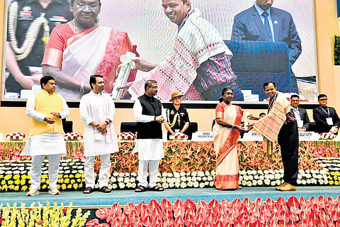 Dwiti Chandra Sahu receiving the award from President Droupadi Murmu 