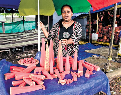 Reeba Babu selling Onathappan at Mavelipuram near Kakkanad in Kochi