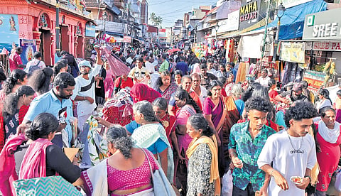 With only a day remaining for Thiruvonam, the market places in the capital city are facing heavy rush. A scene from East Fort in Thiruvananthapuram on Friday