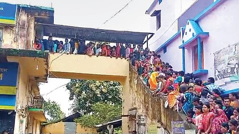 A large crowd of women at the Indian Bank branch of Baliapal in Japur