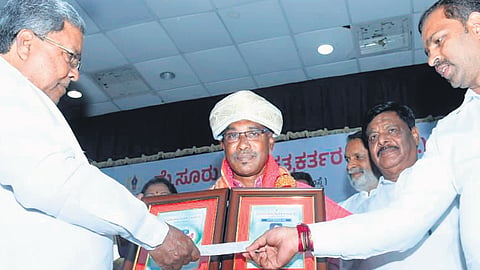 Chief Minister Siddaramaiah confers the ‘Best Photograph of the Year’ award on The New Indian Express senior principal photographer Udayashankar S 