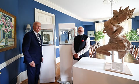 Narendra Modi and Joe Biden with the antiques handed over to India 