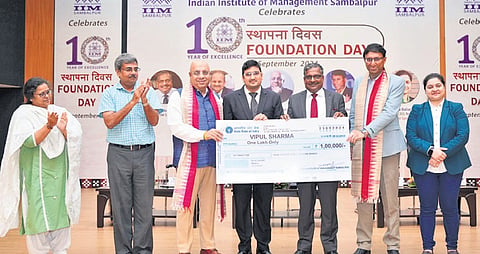 An innovator being presented cash award at IIM-S 