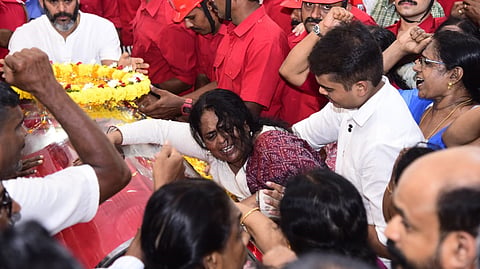 Asha, daughter of MM Lawrence, mourns over the mortal remains of her father when the body was kept at Ernakulam Town Hall for the public to pay homage. Her son Milan consoles her.