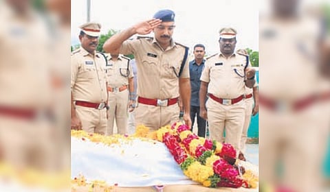 Along with Assistant SP  TP Vittaleswar and Deputy SP Chandra Mohan, the SP paid floral tributes to Foxy and conducted its last rites. 