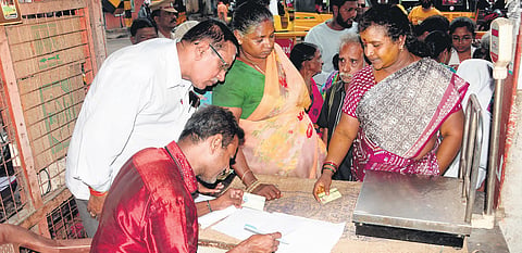 People thronging a PDS shop to receive ration at Chintadripet in Chennai 