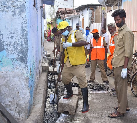 The CCMC Commissioner Sivaguru Prabakaran along with the officials kick-started the cleaning works in Peelamedu and Avinashi Road areas in Coimbatore on Saturday. 