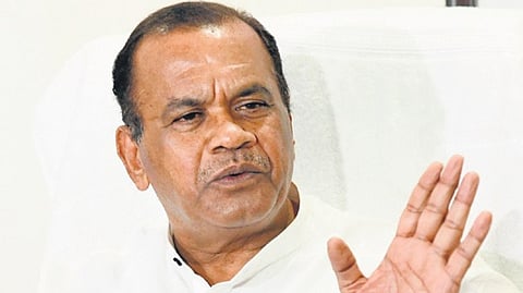 Despite orders by Minister Komatireddy Venkat Reddy a week ago, municipal authorities haven’t installed green shade mats at key traffic signals yet.