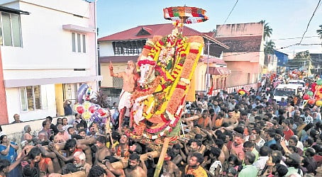 When the procession carrying Navaratri idols reached Siva Temple at Karamana 
