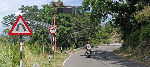 The early warning system that alerts vehicles at sharp hairpin bends and the solar-powered blinkers that indicate routes when mist covers the roads have been found dysfunctional on Valparai Ghat road in Coimbatore. 