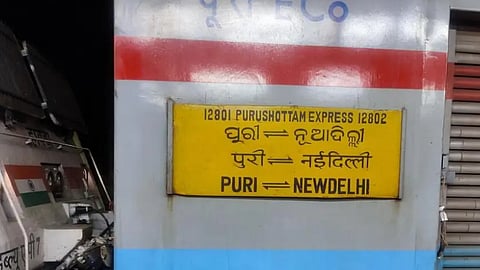 Puri-New Delhi Purushotam Express was halted for three hours at Tundla Railway Station.