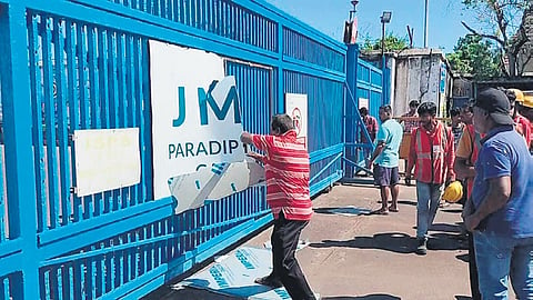 Protesters tearing a banner on the gate of PICT at Paradip 