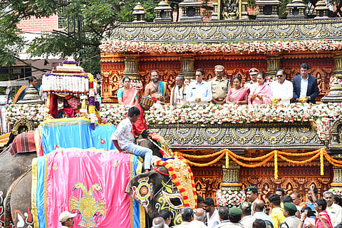 Home Minister Dr G Parameshwara and Kannika couple inaugurate the jambu savari and offer floral tributes to the elephant carrying howdah with the deity's idol, during the Tumakuru Dasara procession held in Tumakuru on Sunday.