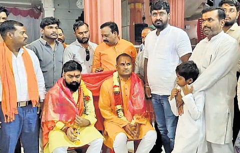 Hindutva activists felicitate Parasuram Waghmore and Manohar Yadawe, the accused in the Gauri Lankesh murder case, in Vijayapura on Saturday |