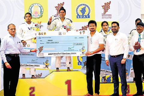 Deputy Chief Minister distributing medals to the winners on Monday 