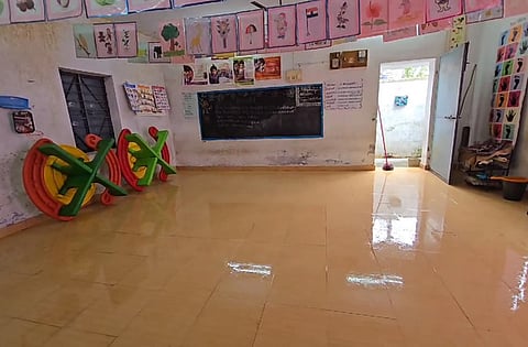 Parents of children are scared due to the Anganwadi building in Dharapuram in Tiruppur district leaking water during the rain
