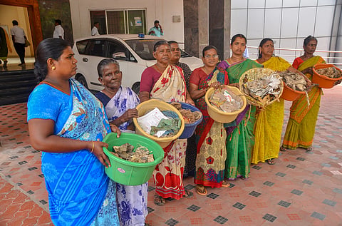Councillor Indra Mani was accompanied by women residents of her ward carrying buckets filled with garbage. 