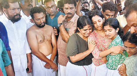 Niranjana and Nirupama, the daughters of the late additional district magistrate 
Naveen Babu, break down as his mortal remains are taken for cremation at Malayalapuzha in Pathanamthitta on Thursday.
