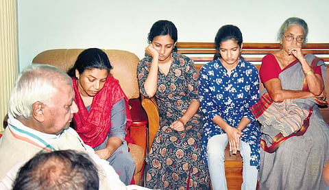 Governor Arif Mohammed Khan extends his condolences to the family of the late ADM Naveen Babu’s family on Tuesday 