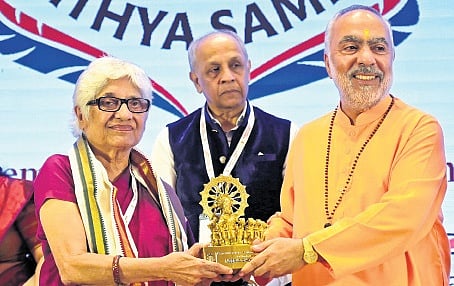 Ramnath Goenka Sahithya Samman awardee Neerja Chowdhury with The New Indian Express CMD Manoj Kumar Sonthalia and Chinmaya Mission global head Swami Swaroopanandaji 