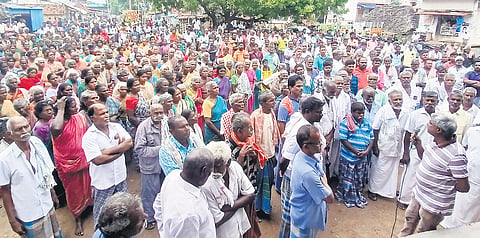 Villagers staging protest at Nayakkarpatti on Thursday